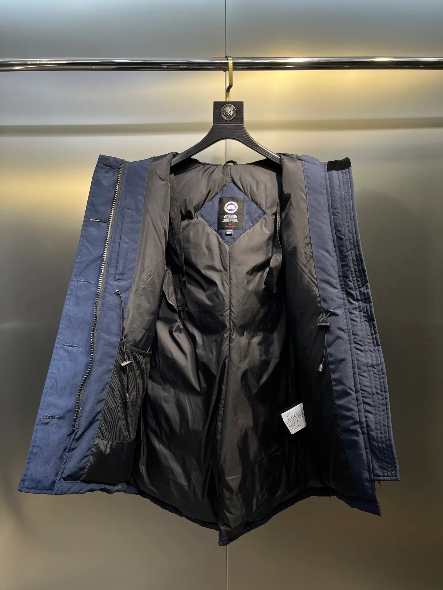 P860 Canada goose/Canada Goose 05 model 2580LA CANADA GOOSE/Canada Goose Rossclair parka women's down jacket, authentic original clothing molding, all accessories are custom-made from the original factory. This model is very unique. The zipper at the back can be opened to change into a dovetail style, with diagonal pockets and a layer of hidden pockets underneath. The official website has become a popular model. The softness and hardness of the fabric are compared with the genuine ones. It can be restored by kneading at will (fabric misunderstanding: fabrics with high hardness are not waterproof. Only those who buy the latest genuine version this year will notice the softness and comfort of the fabrics). The down is synchronized with the genuine white duck down. It is fluffy and not lumpy. The electronically controlled down charging machine is used to fill the zippers with customized genuine YKK zippers. High hardness and no lag. The fur collar is purchased from the same manufacturer as Wolf Hair. (Cooperative factory 2019 Canadian wolf skin auction and Big Goose official auction of wolf skin fur collars on the same site) All workmanship and wiring are controlled by workers with more than ten years of service. They must be horizontal and vertical, and are not crooked. The density of the inner wiring is more exquisite. Compare at will. Big goose label, collar label, washed label, hang tag, zipper rope, pocket label, back label, collar velvet, Velcro fasteners, all details of the cuffs are updated simultaneously with the original product, the best version, and the most complete color matching. The fighter in World 05 battles various world goods. Size: XS-XL